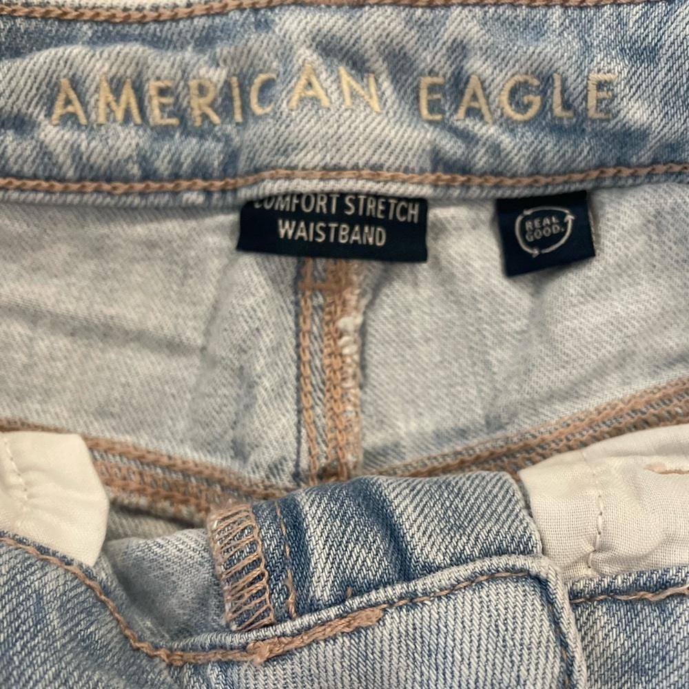 American Eagle Distressed Mom Jeans Size 4 Long Light Wash Blue Denim Staple - Picture 4 of 7